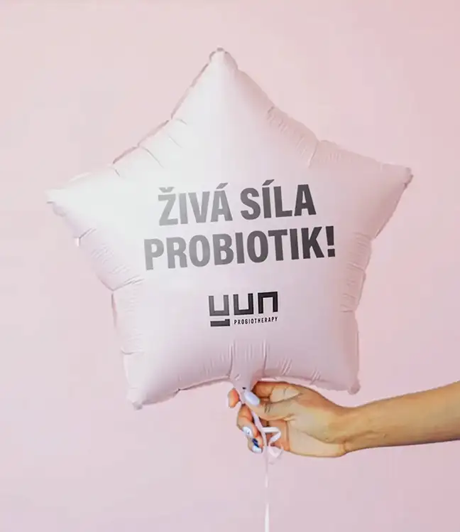 Balon w kształcie gwiazdy z napisem Pokochaj mikrobiom! i logo Yun