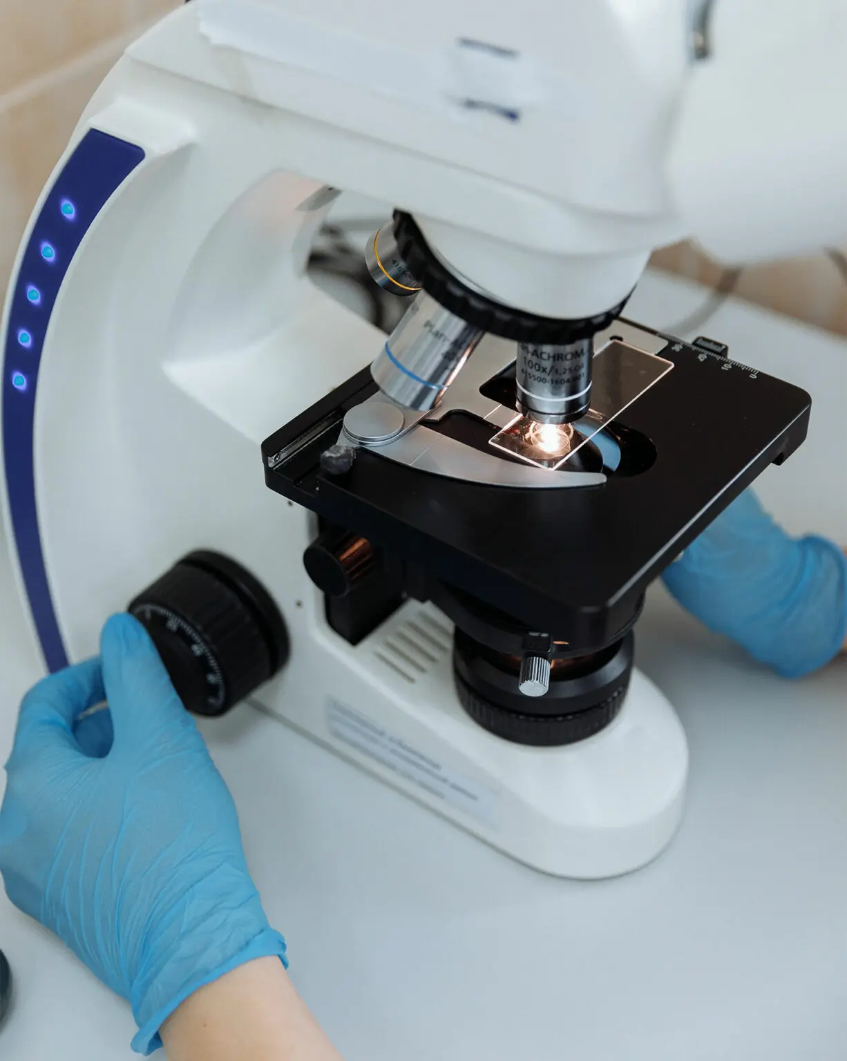 Pr&oacute;bki laboratoryjne w powiększeniu &ndash; badania nad probiotykami YUN